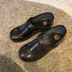 DANSKO BLK/GRAY STRIPED WORK PATENT LEATHER CLOGS